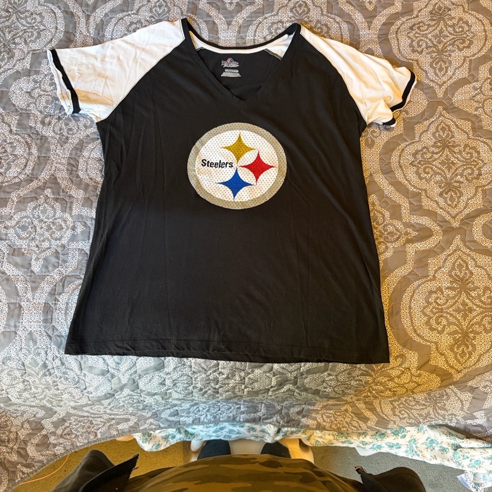 Pittsburgh Steelers Black and White V-Neck T-Shirt Women’s XXL -Polamalu